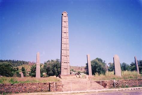 Das Obelisk von Axum - Eine majestätische Steinsäule, die Geschichten flüstert!